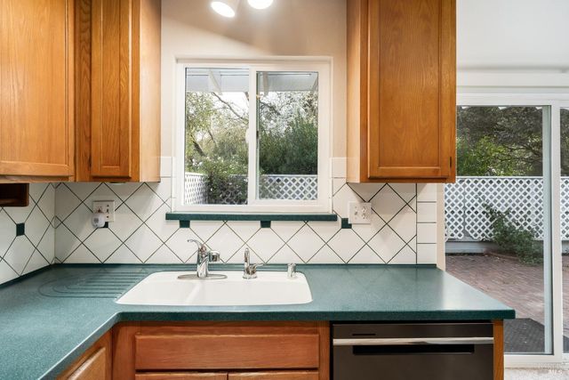 2322 Lakeview Dr, Santa Rosa, CA 95405