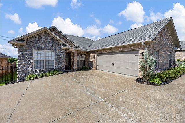 31 Village Court, Russellville, AR 72802