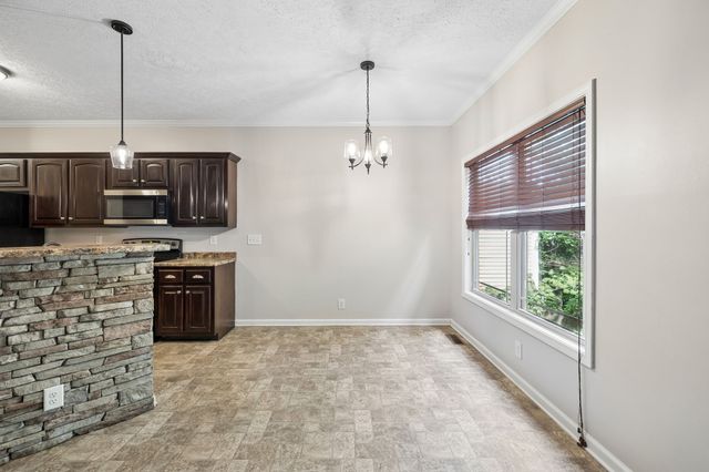 634 Hidden Valley Dr, Clarksville, TN 37040