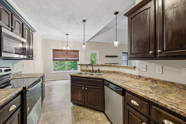 634 Hidden Valley Dr, Clarksville, TN 37040