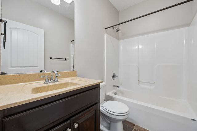 634 Hidden Valley Dr, Clarksville, TN 37040