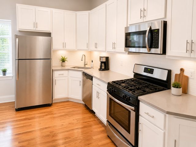 3040 N Milwaukee Avenue 2R, Chicago, IL 60618