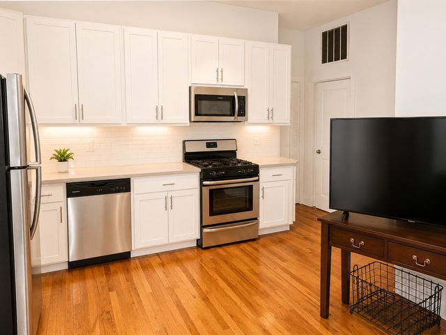 3040 N Milwaukee Avenue 2R, Chicago, IL 60618