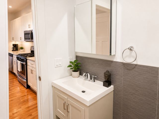 3040 N Milwaukee Avenue 2R, Chicago, IL 60618