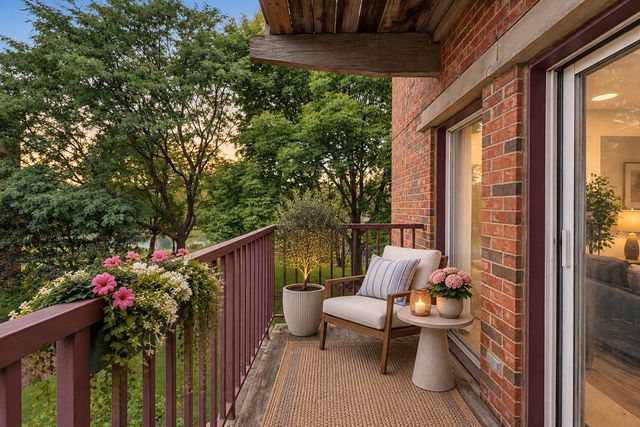 352 Kelburn Road 222, Deerfield, IL 60015