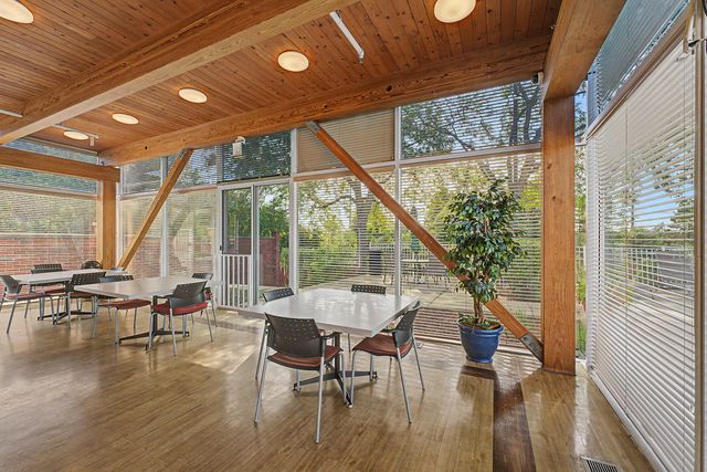 352 Kelburn Road 222, Deerfield, IL 60015