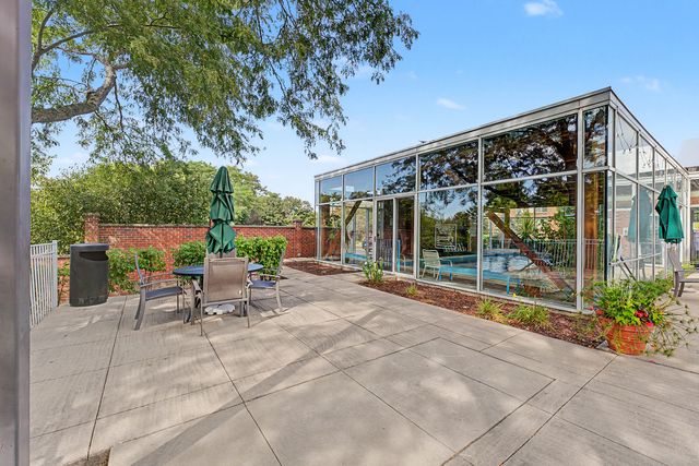 352 Kelburn Road 222, Deerfield, IL 60015