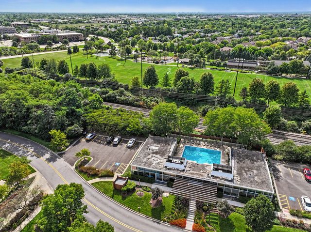 352 Kelburn Road 222, Deerfield, IL 60015