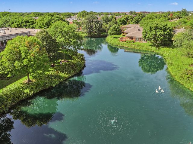 352 Kelburn Road 222, Deerfield, IL 60015