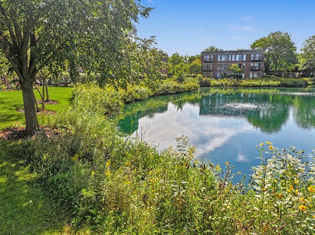 352 Kelburn Road 222, Deerfield, IL 60015