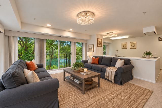 352 Kelburn Road 222, Deerfield, IL 60015