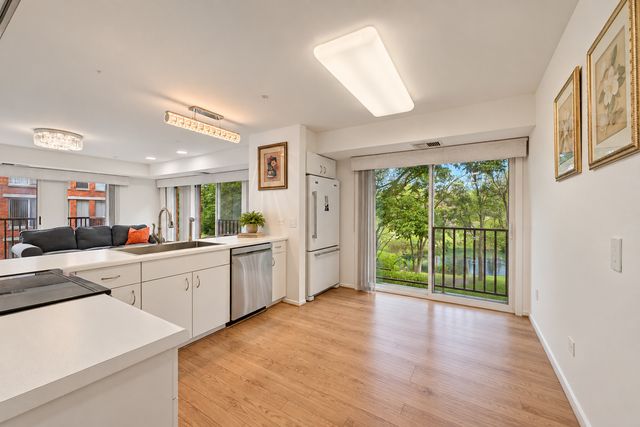 352 Kelburn Road 222, Deerfield, IL 60015