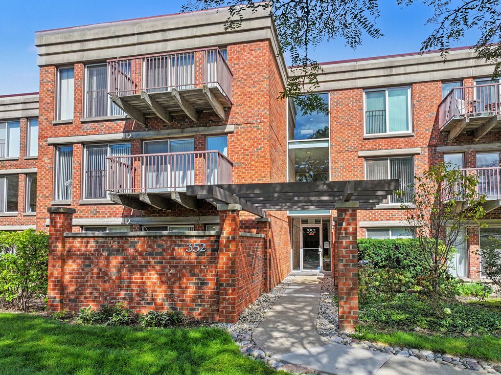 352 Kelburn Road 222, Deerfield, IL 60015