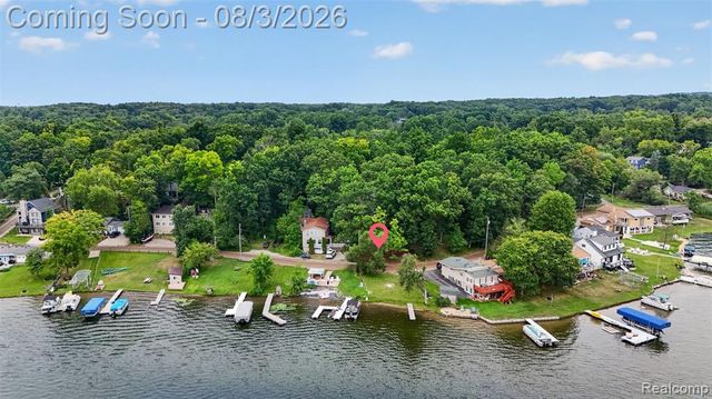 679 N Long Lake Boulevard, Lake Orion, MI 48362
