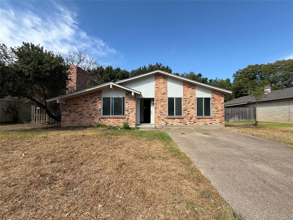 2610 Fallcreek Street, Arlington, TX 76014 — exterior