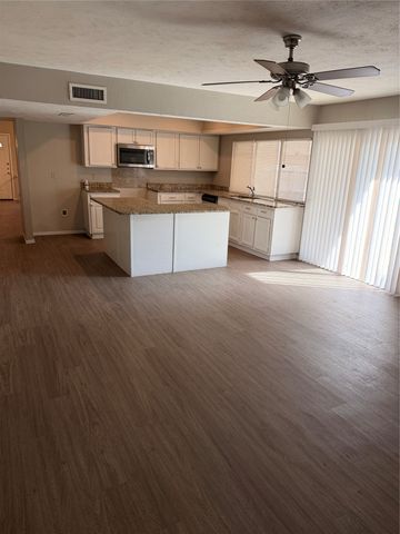 829 Pinoak Drive, Grand Prairie, TX 75052