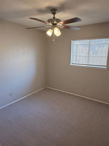 829 Pinoak Drive, Grand Prairie, TX 75052