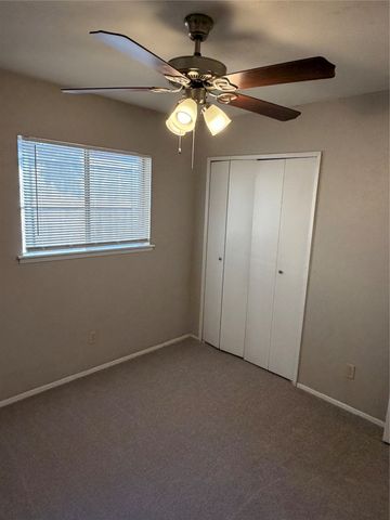 829 Pinoak Drive, Grand Prairie, TX 75052