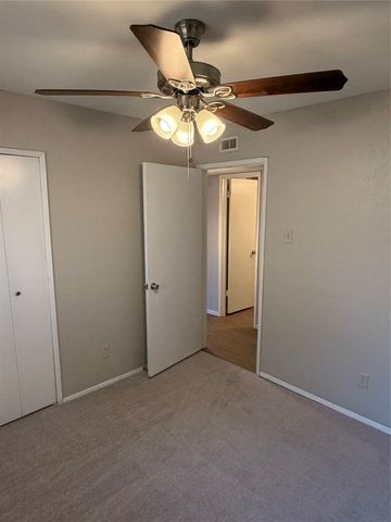 829 Pinoak Drive, Grand Prairie, TX 75052