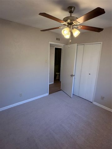 829 Pinoak Drive, Grand Prairie, TX 75052