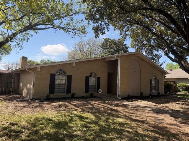 829 Pinoak Drive, Grand Prairie, TX 75052