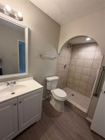 829 Pinoak Drive, Grand Prairie, TX 75052