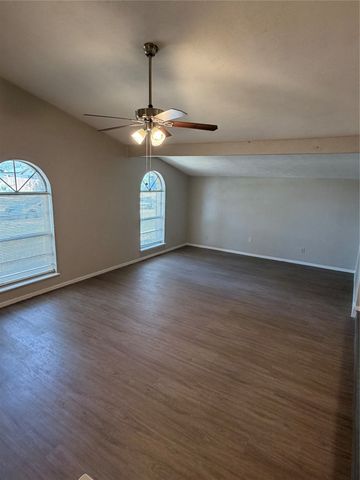 829 Pinoak Drive, Grand Prairie, TX 75052