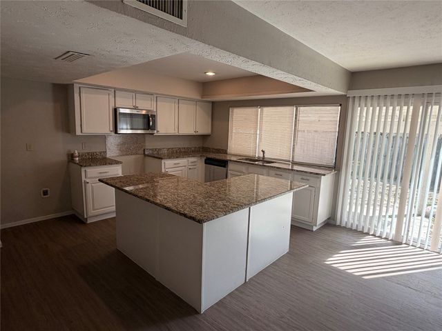 829 Pinoak Drive, Grand Prairie, TX 75052