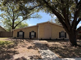 829 Pinoak Drive, Grand Prairie, TX 75052