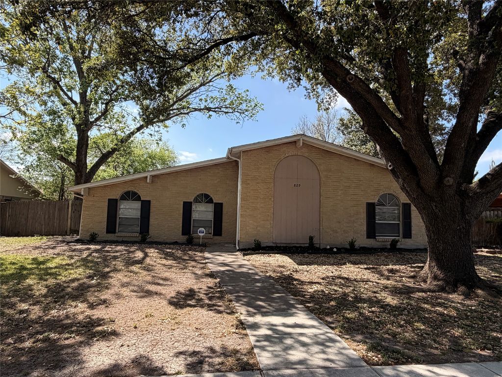 829 Pinoak Drive, Grand Prairie, TX 75052