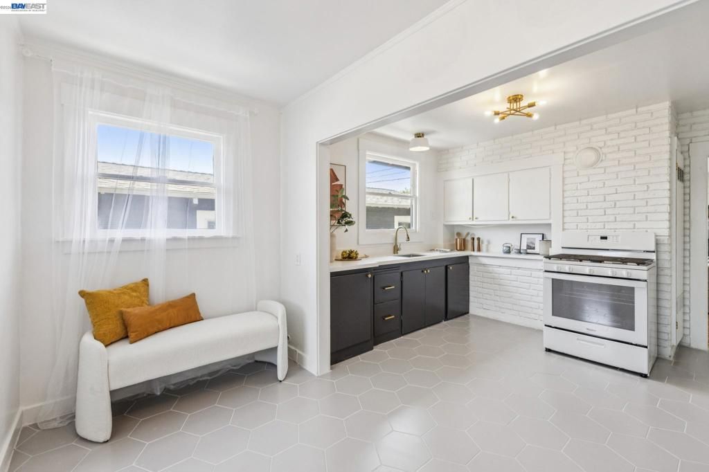 Image 14 of property listing at 4220 Suter St, Oakland, CA 94619