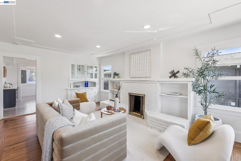 Image 3 of property listing at 4220 Suter St, Oakland, CA 94619