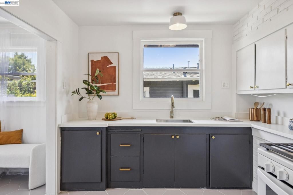 Image 9 of property listing at 4220 Suter St, Oakland, CA 94619
