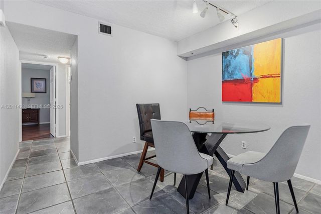 3083 N Oakland Forest Dr 206, Oakland Park, FL 33309