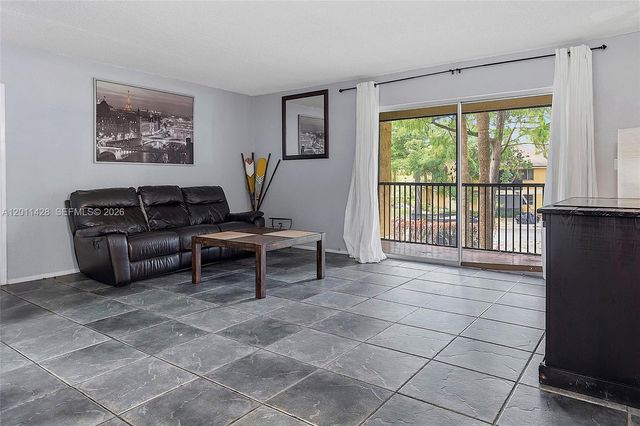 3083 N Oakland Forest Dr 206, Oakland Park, FL 33309