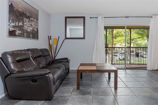 3083 N Oakland Forest Dr 206, Oakland Park, FL 33309