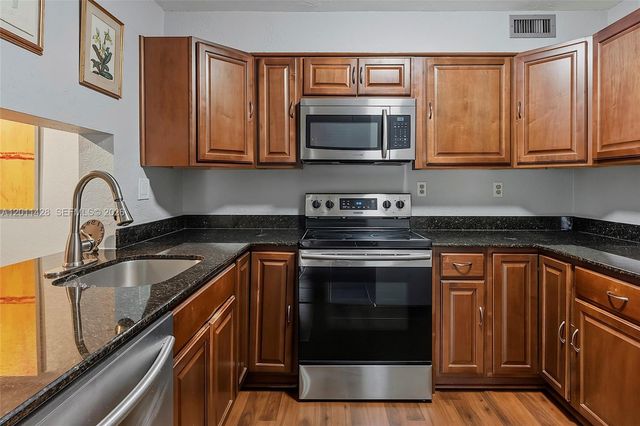 3083 N Oakland Forest Dr 206, Oakland Park, FL 33309