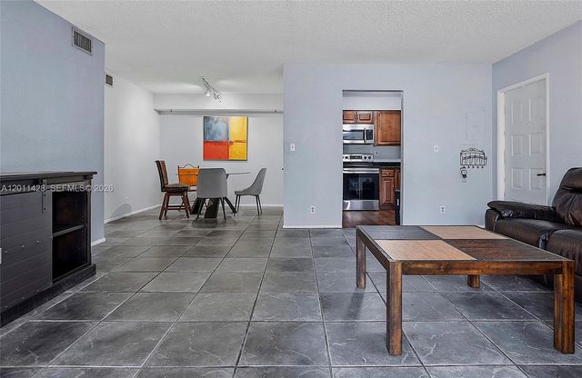 3083 N Oakland Forest Dr 206, Oakland Park, FL 33309