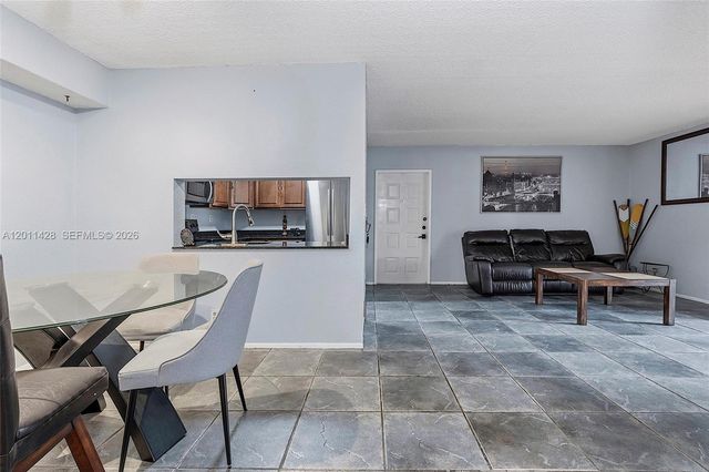 3083 N Oakland Forest Dr 206, Oakland Park, FL 33309