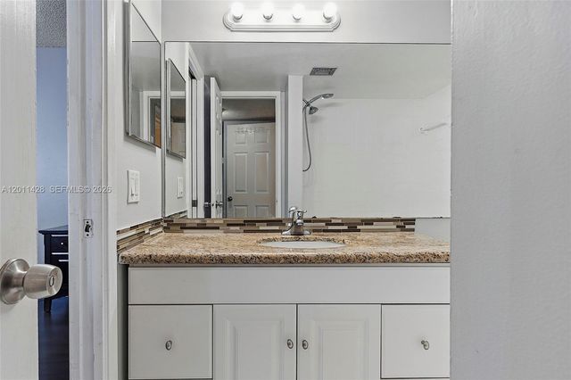 3083 N Oakland Forest Dr 206, Oakland Park, FL 33309