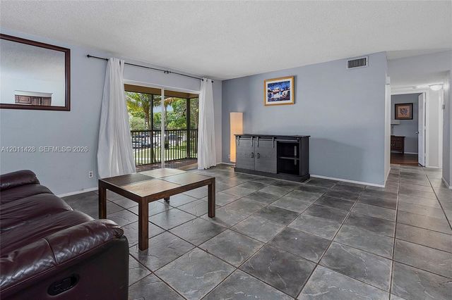 3083 N Oakland Forest Dr 206, Oakland Park, FL 33309