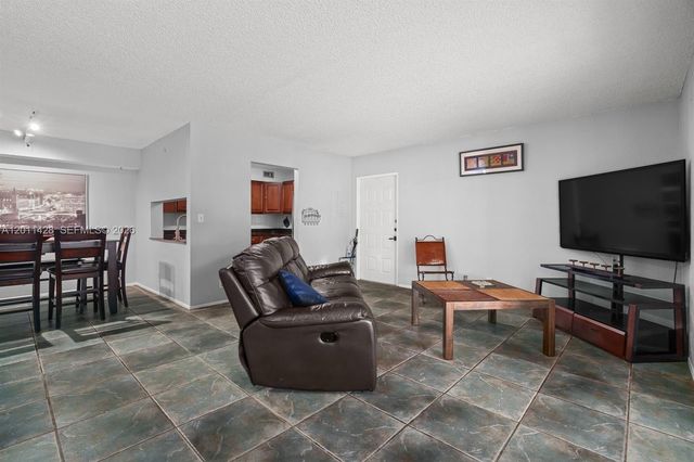 3083 N Oakland Forest Dr 206, Oakland Park, FL 33309