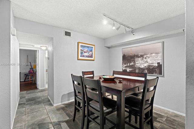 3083 N Oakland Forest Dr 206, Oakland Park, FL 33309