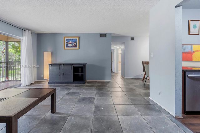3083 N Oakland Forest Dr 206, Oakland Park, FL 33309
