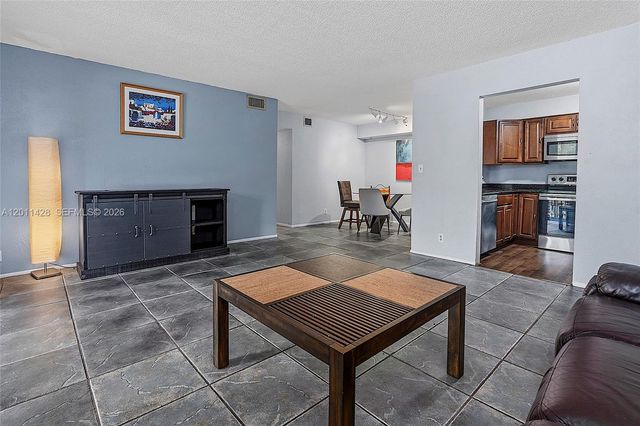 3083 N Oakland Forest Dr 206, Oakland Park, FL 33309