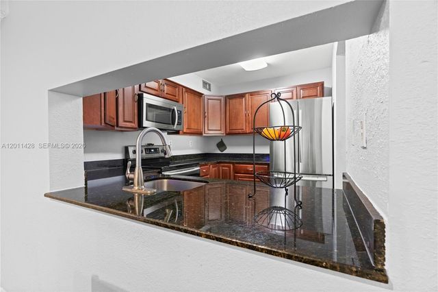 3083 N Oakland Forest Dr 206, Oakland Park, FL 33309