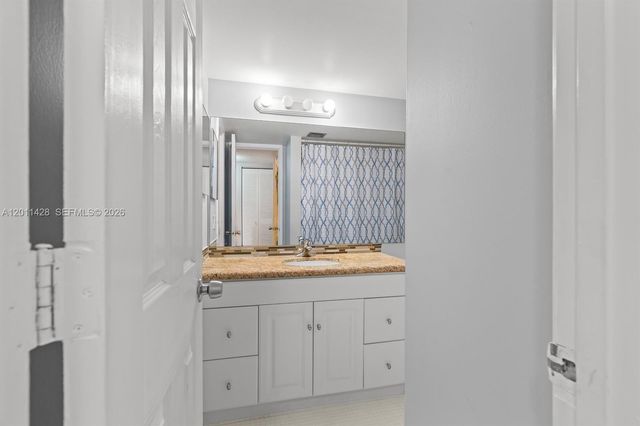 3083 N Oakland Forest Dr 206, Oakland Park, FL 33309