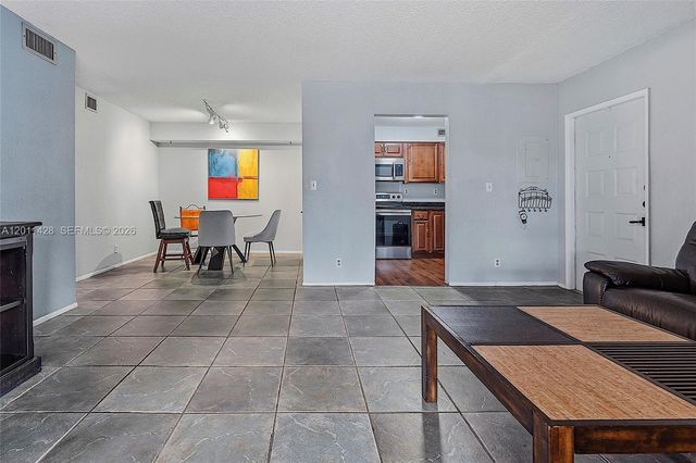 3083 N Oakland Forest Dr 206, Oakland Park, FL 33309