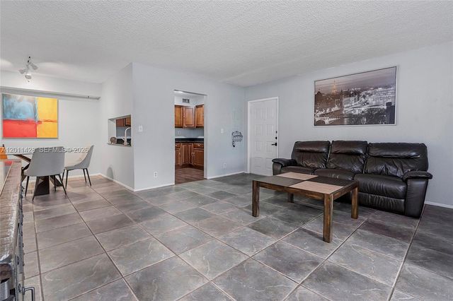 3083 N Oakland Forest Dr 206, Oakland Park, FL 33309