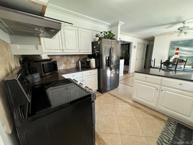 45 Bellows Terrace B, Hampton Bays, NY 11946